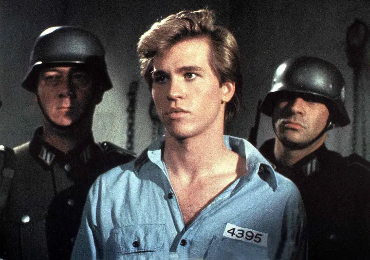 Međutim, kasnije je Val priznao da je mislio da je scenarij bio pomalo &quot;blesav&quot; te je bio prisiljen prihvatiti &quot;glupu&quot; ulogu jer je bio pod ugovorom s Paramount Pictures. Sada je britanska tvrtka za umjetnu inteligenciju (AI) ponovno stvorila glumčev glas – s nevjerojatno realističnim rezultatima. Naime, tvrtka Sonantic, sa sjedištem u Londonu, koristila je Valove glasovne snimke iz cijele njegove karijere koje su pretvorene u njegov jedinstven glas koji se koristi u novom nastavku franšize Top Gun.