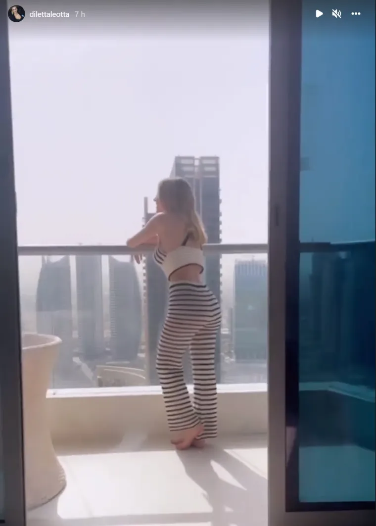 Bujna Diletta Leotta pokazala svima svoj raskošan dekolte. Najzgodnija sportska novinarka na svijetu slikala se na brodu s legendarnim nogometašem