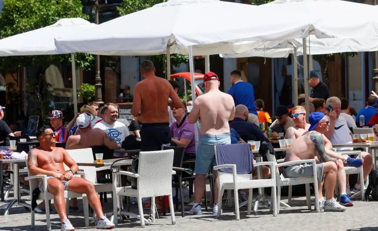 Djevojke upale nepozvane na navijački tulum među brojne muškarce, naletjele i časne. Kakav je ovo urnebes
