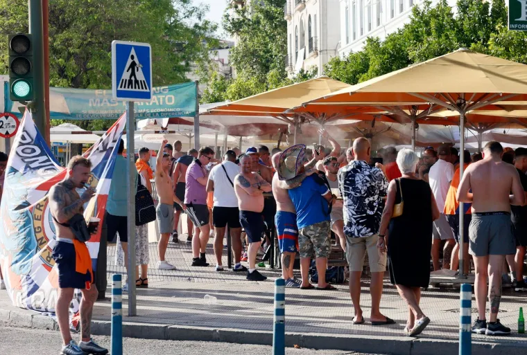 Djevojke upale nepozvane na navijački tulum među brojne muškarce, naletjele i časne. Kakav je ovo urnebes