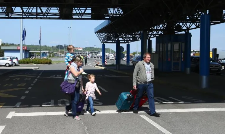 Nakon višesatnog čekanja putnici krenuli pješice preko slovensko-hrvatske granice