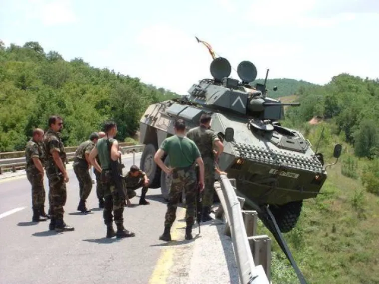 ČAK I VOŽNJA TENKA JE PREVELIKI ZALOGAJ ZA NEKE VOZAČE: Teško je povjerovati da mogu prevrnuti čak i oklopno vozilo