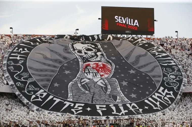Estadio Ramón Sánchez Pizjuán svjedočio veličanstvenom dekoru. Bilo je žestoko na ulici