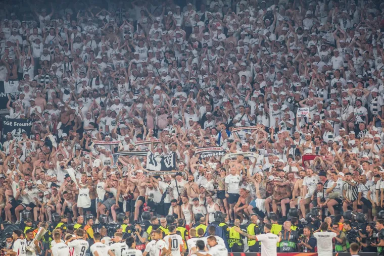 Estadio Ramón Sánchez Pizjuán svjedočio veličanstvenom dekoru. Bilo je žestoko na ulici