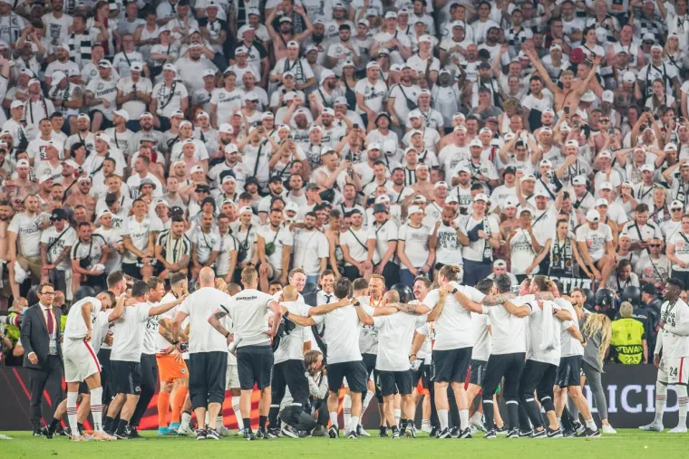 Estadio Ramón Sánchez Pizjuán svjedočio veličanstvenom dekoru. Bilo je žestoko na ulici