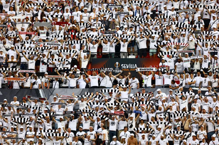 Estadio Ramón Sánchez Pizjuán svjedočio veličanstvenom dekoru. Bilo je žestoko na ulici