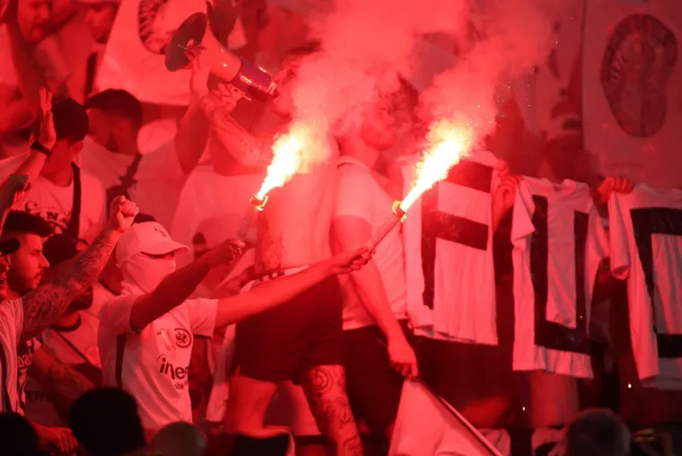 Estadio Ramón Sánchez Pizjuán svjedočio veličanstvenom dekoru. Bilo je žestoko na ulici