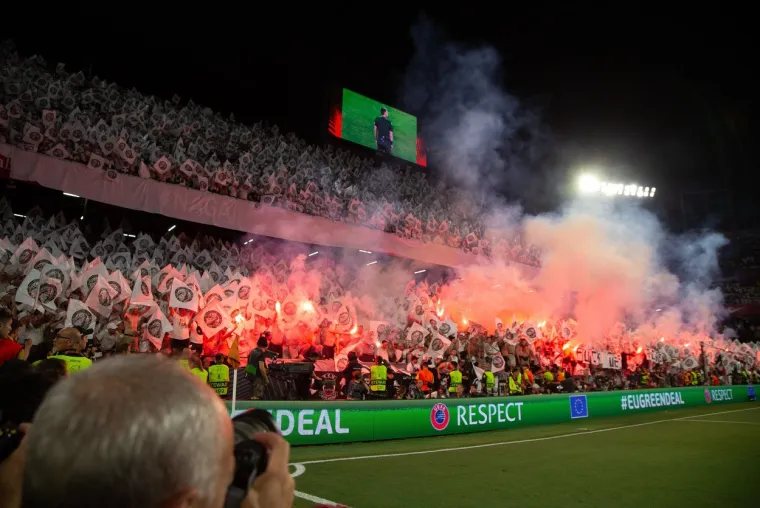 Estadio Ramón Sánchez Pizjuán svjedočio veličanstvenom dekoru. Bilo je žestoko na ulici