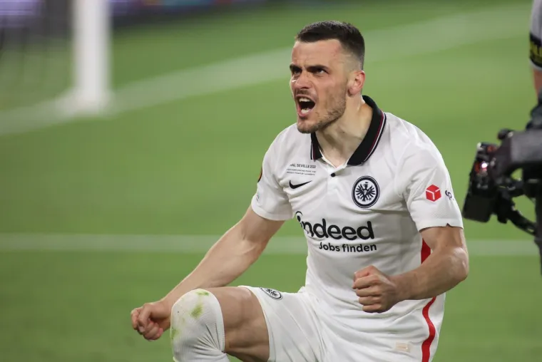 Estadio Ramón Sánchez Pizjuán svjedočio veličanstvenom dekoru. Bilo je žestoko na ulici