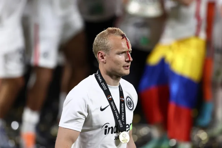 Estadio Ramón Sánchez Pizjuán svjedočio veličanstvenom dekoru. Bilo je žestoko na ulici