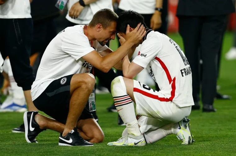 Estadio Ramón Sánchez Pizjuán svjedočio veličanstvenom dekoru. Bilo je žestoko na ulici