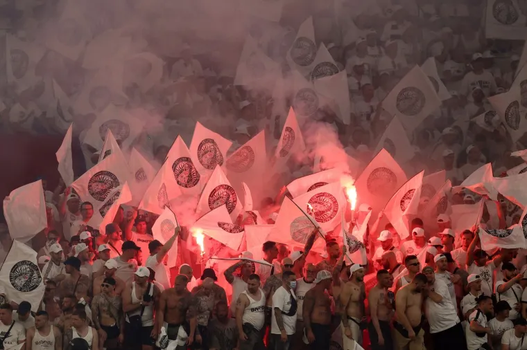 Estadio Ramón Sánchez Pizjuán svjedočio veličanstvenom dekoru. Bilo je žestoko na ulici