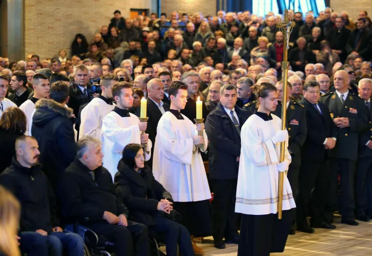 MISA ZADUŠNICA ZA SLOBODANA PRALJKA: U crkvi Svete Mati Slobode okupili se generali, došao je i Thompson