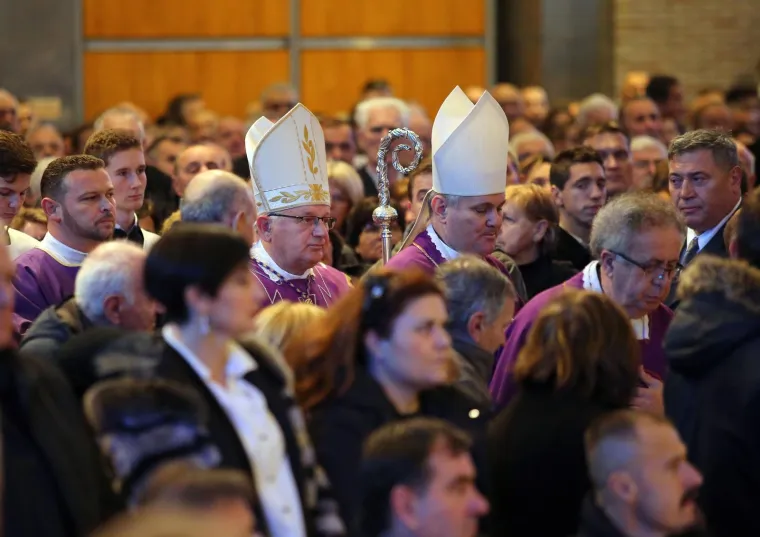 MISA ZADUŠNICA ZA SLOBODANA PRALJKA: U crkvi Svete Mati Slobode okupili se generali, došao je i Thompson