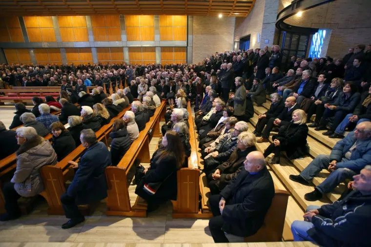 MISA ZADUŠNICA ZA SLOBODANA PRALJKA: U crkvi Svete Mati Slobode okupili se generali, došao je i Thompson
