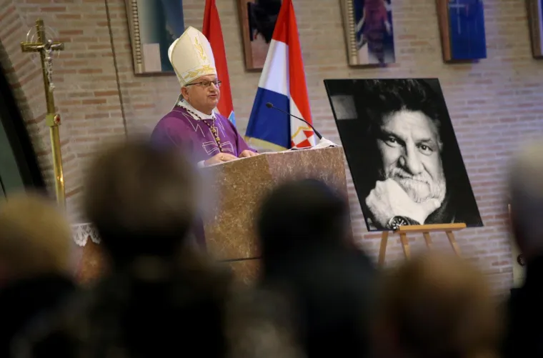MISA ZADUŠNICA ZA SLOBODANA PRALJKA: U crkvi Svete Mati Slobode okupili se generali, došao je i Thompson