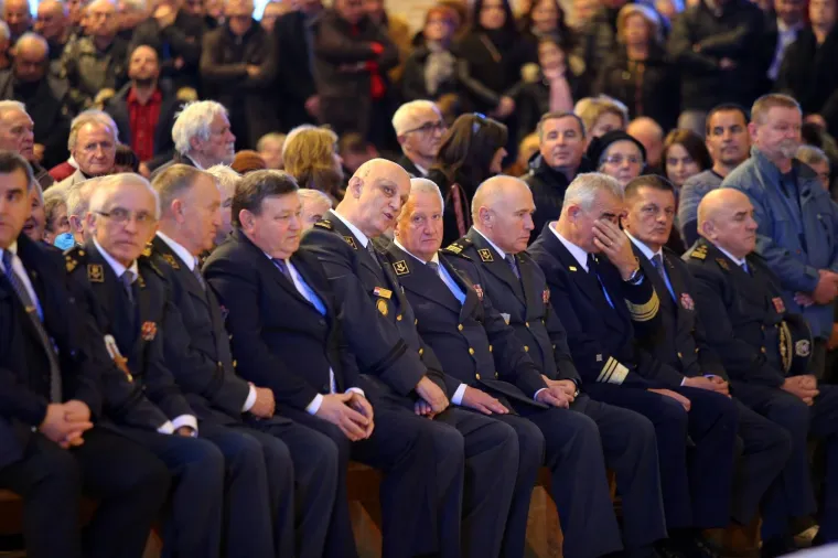 MISA ZADUŠNICA ZA SLOBODANA PRALJKA: U crkvi Svete Mati Slobode okupili se generali, došao je i Thompson