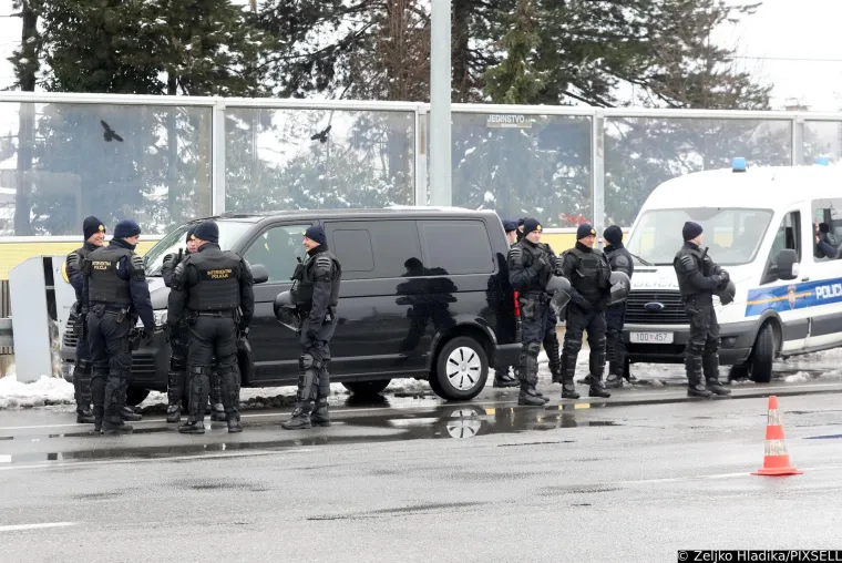 Interventna policija na Lučkom dočekala Torcidu: U pratnji će krenuti prema Maksimiru