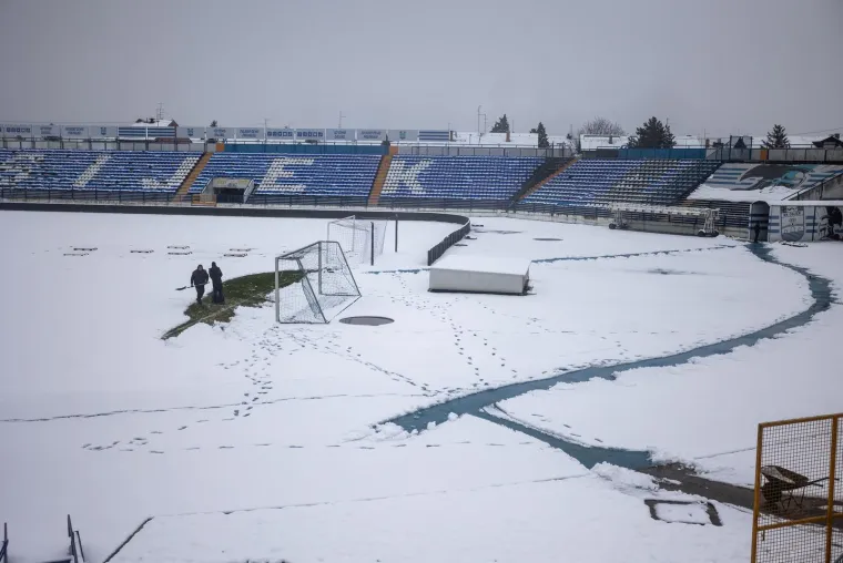 Snijeg zatrpao Gradski vrt, NK Osijek pozvao navijače u pomoć