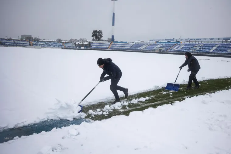 Snijeg zatrpao Gradski vrt, NK Osijek pozvao navijače u pomoć