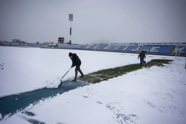 Snijeg zatrpao Gradski vrt, NK Osijek pozvao navijače u pomoć