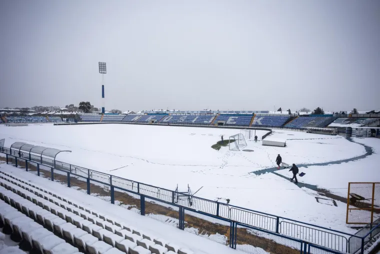 Snijeg zatrpao Gradski vrt, NK Osijek pozvao navijače u pomoć