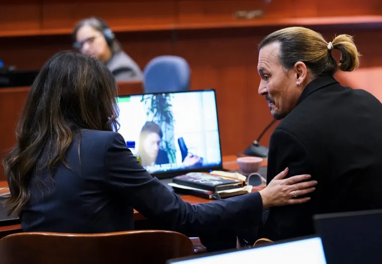 U jednom je trenutku Vasquez natjerala Heard da prizna da nije donirala svojih 7 milijuna dolara razvodne nagodbe u dobrotvorne svrhe unatoč tome što je prethodno tvrdila da je to učinila. Vasquez je također optužila glumicu da je uredila fotografiju na kojoj se vidi njezino navodno ozlijeđeno lice. Odvjetnica je tvrdila da je Depp samo još jedna od mnogih Heardovih žrtava, citirajući članak u kojem se izvještava o njezinom uhićenju 2009. u međunarodnoj zračnoj luci Seattle-Tacoma.