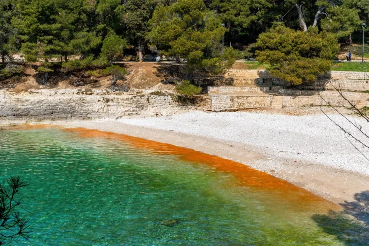 BIZARNE BOJE NA PULSKIM PLAŽAMA: Pogledajte ove prizore; nije ništa misteriozno, uzrok je sasvim očekivan