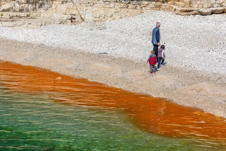BIZARNE BOJE NA PULSKIM PLAŽAMA: Pogledajte ove prizore; nije ništa misteriozno, uzrok je sasvim očekivan