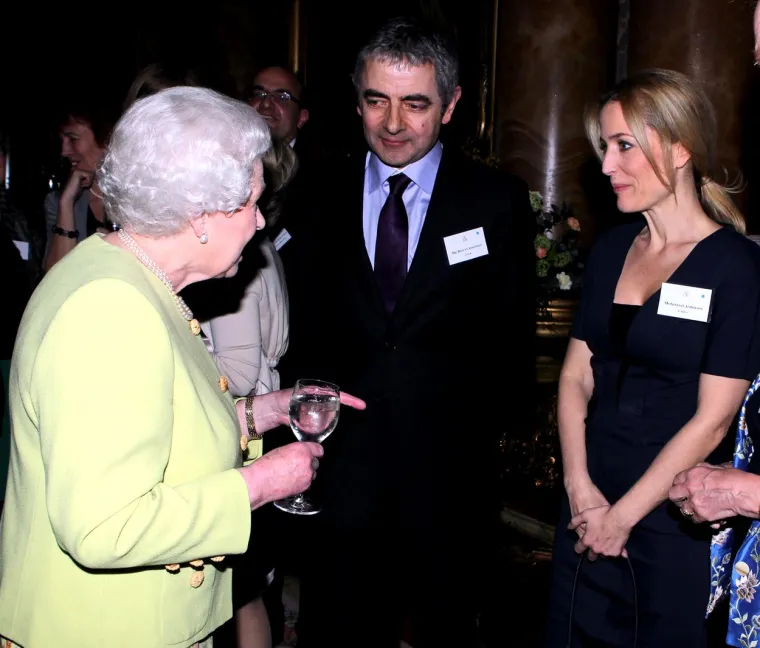 Kraljica Elizabeta II. družila se  s glumcima Rowanom Atkinsonom i Gillian Anderson na prijmu povodom 200. obljetnice rođenja Charlesa Dickensa, u Buckinghamskoj palači u Londonu 14. veljače 2012.