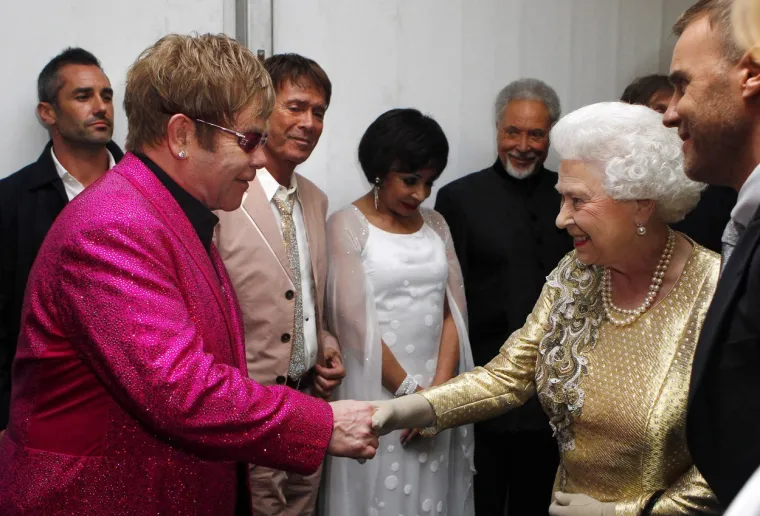 Sir Elton John desetljećima je bio blizak prijatelj kraljevske obitelji, a posebno je bio naklonjen pokojnoj princezi Diani. &quot;Kraljica Elizabeta bila je veliki dio mog života od djetinjstva do danas i jako će mi nedostajati&quot;, napisao je na Twitteru.
