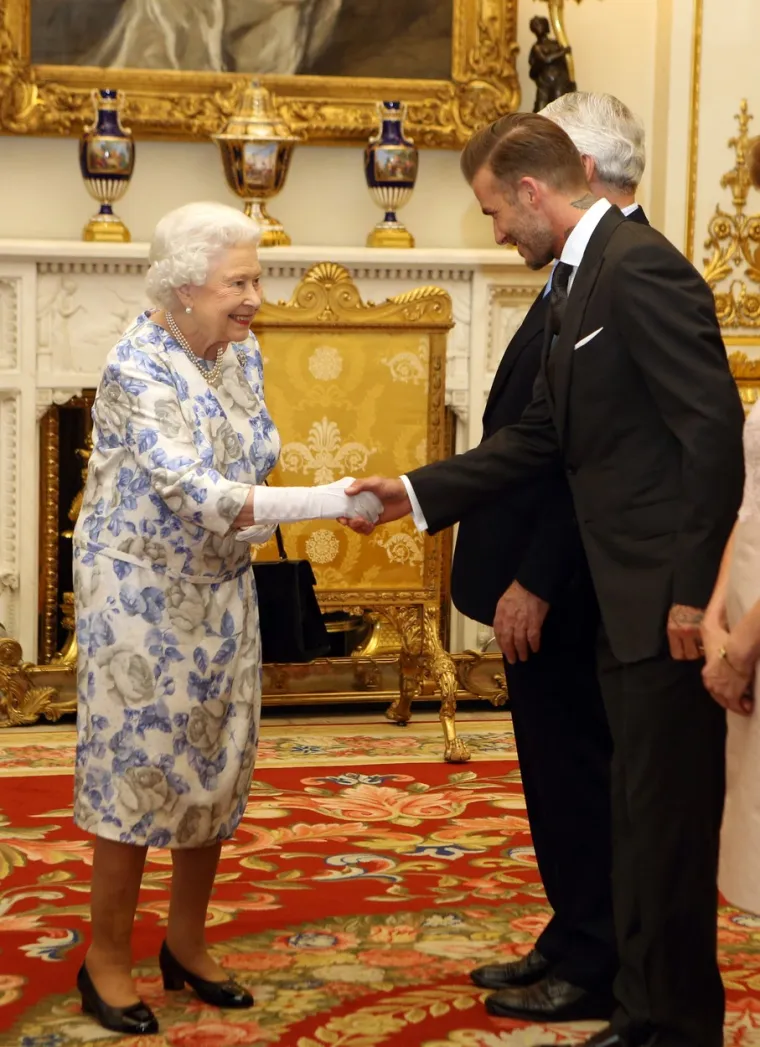 Britanska kraljica Elizabeta II. pozdravljala se i s bivšim engleskim nogometašem Davidom Beckhamom, koji je nazočio dodjeli nagrada Queen&apos;s Young Leaders u Buckinghamskoj palači u Londonu 23. lipnja 2016. Nakon njezine smrti nogometaš je objavio na Twitteru: &quot;Služila je svojoj zemlji s dostojanstvom i gracioznošću.&quot;