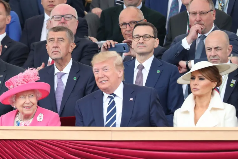 Kraljica Elizabeta II., bivši predsjednik SAD-a, Donald Trump i prva dama SAD-a Melania Trump nazočili su obilježavanju Dana D 75. 5. lipnja 2019. u Portsmouthu u Engleskoj. Nakon smrti kraljice oglasio i sam Trump, i to na Truth Socialu: &quot;Kakva je to veličanstvena i lijepa dama bila - nije postojao nitko poput nje.&quot;