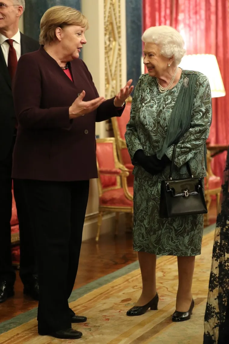 Kraljica, u pratnji ostalih članova kraljevske obitelji, 2019. bila je domaćin primanja za NATO čelnike u Buckinghamskoj palači. Tada je društvo kraljici pravila bivša kancelarka Angela Merkel, a zanimljivo je i to da je Elizabeta bila prvi britanski suveren koji je posjetio Njemačku otkako je kralj George V. nazočio vjenčanju princeze Viktorije od Pruske 1913. godine.
