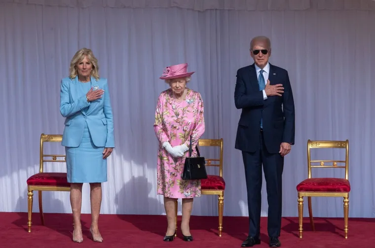 Predsjednik SAD-a Joe Biden i prva dama Jill Biden posjetili su kraljicu Elizabetu prošle godine, a nakon njezine smrti Bijela kuća je objavila službeno priopćenje. &quot;Kraljicu smo prvi put susreli 1982., putujući u Veliku Britaniju kao dio izaslanstva Senata. I bili smo počašćeni što nam je pružila svoje gostoprimstvo u lipnju 2021. tijekom našeg prvog inozemnog putovanja kao predsjednice i prve dame, gdje nas je očarala svojom duhovitošću, dirnula svojom ljubaznošću i velikodušno s nama podijelila svoju mudrost. Sve u svemu, susrela se s 14 američkih predsjednika. Pomogla je Amerikancima obilježiti i godišnjicu osnutka Jamestowna i 200. godišnjicu naše neovisnosti. I bila je solidarna sa Sjedinjenim Državama tijekom naših najmračnijih dana nakon 11. rujna, kada nas je dirljivo podsjetila da je tuga cijena koju plaćamo za ljubav&quot;, stajalo je, između ostaloga, u službenoj objavi Bijele kuće.