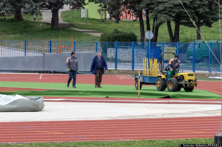 Nevjerojatne scene iz vjetrovite Pule: Olujna bura odnijela travnjak s terena