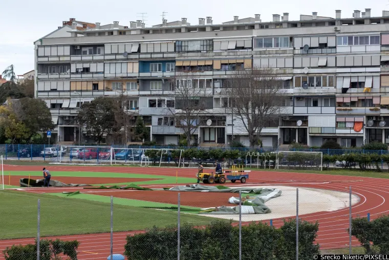 Nevjerojatne scene iz vjetrovite Pule: Olujna bura odnijela travnjak s terena