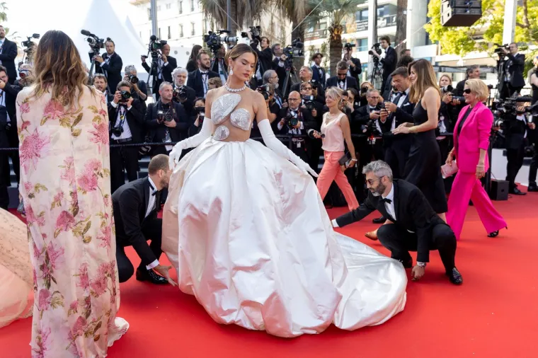 Stigla je Alessandra Ambrosio, i vrijeme je stalo: Ovako fascinantno lijepo izdanje još nismo vidjeli na crvenom tepihu
