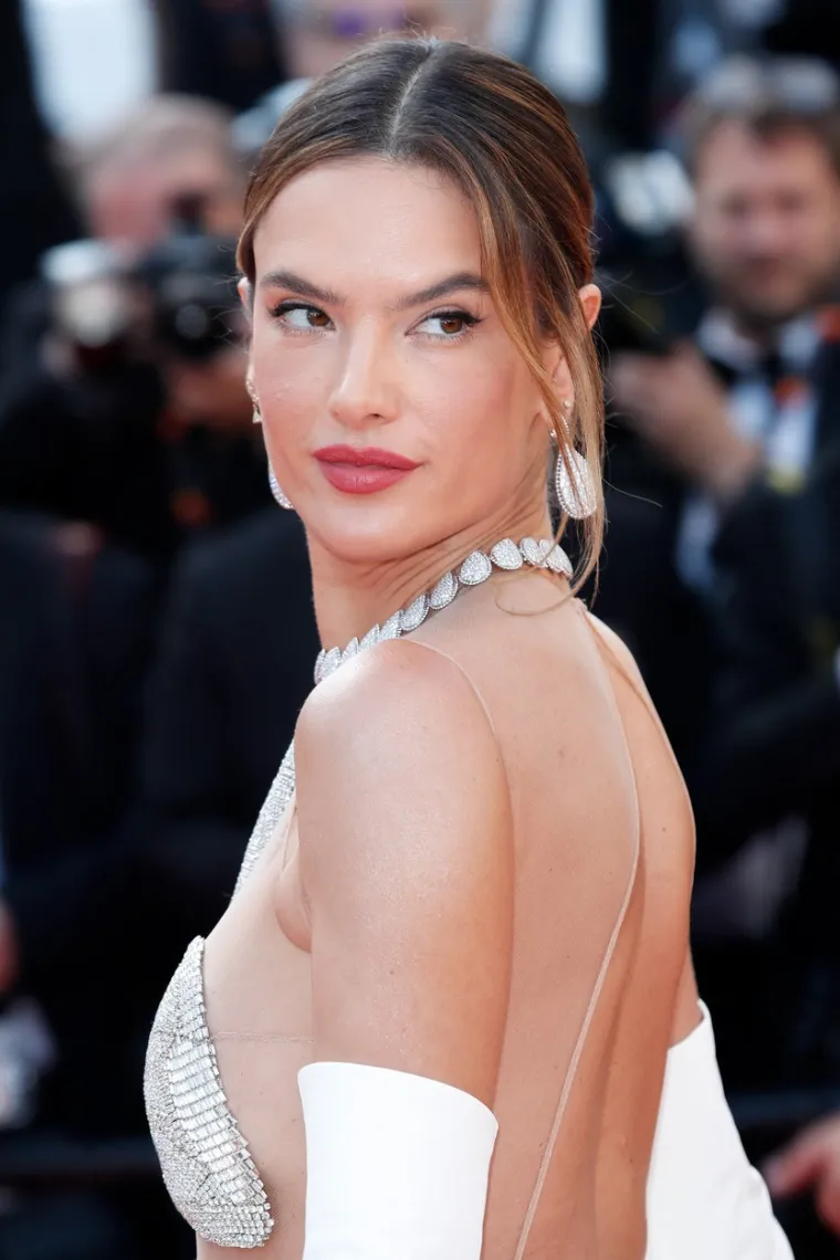 Stigla je Alessandra Ambrosio, i vrijeme je stalo: Ovako fascinantno lijepo izdanje još nismo vidjeli na crvenom tepihu