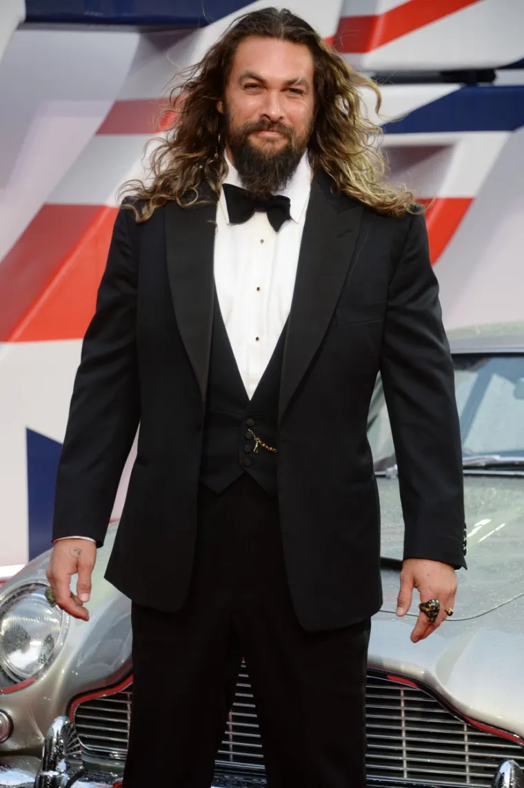 Njegovo pravo ime je Joseph Jason Namakaeha Momoa. Najpoznatiji je po svojoj dugoj kosi i mišićavom tijelu, za njim luduju žene diljem svijeta. 