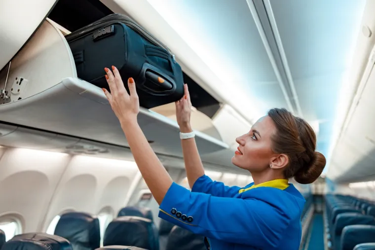Stjuardese su posljednja linija obrane od putnika koji bi mogli pokušati ukrcati se u avion s previše torbi ili prtljage koja je prevelika da stane iznad sjedišta.