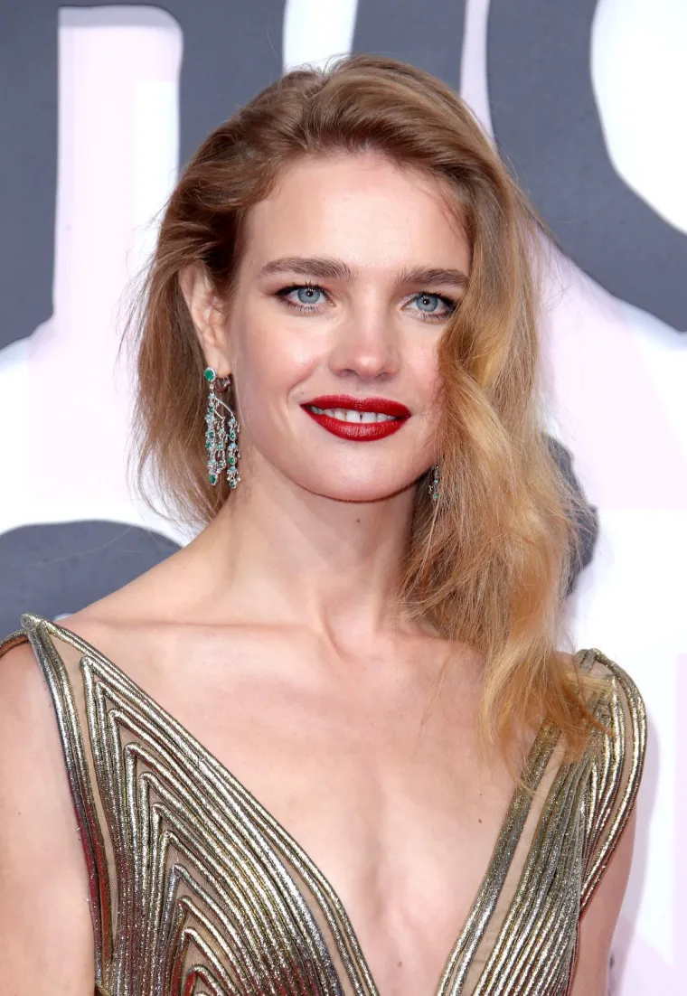 4.  Natalia Vodianova: Natalia Mikhailovna Vodianova je rođena 1982. godine. Ona je ruski model i filantrop. Vodianova je radila kao ruska manekenka u dobi od 16 do 22 godine, a bila je i na naslovnicama časopisa kao što su Sports Illustrated, Elle, GQ i Cosmopolitan.  Vogue i Harper&apos;s Bazaar su ju imenovali Licem 2000-ih i Modelom desetljeća. Vodianova je 2006. pokrenula svoju liniju odjeće pod nazivom Supermarket. 2007. godine je osnovala Zakladu Naked Heart, neprofitnu organizaciju posvećenu brizi djeci koja su beskućnici. Natalia nema posebnu rutinu za njegu kože. Za medije je rekla: &quot;Kožu održavam čistom i hidratiziranom. Proizvod u koji se kunem je Guerlain Super Aqua serum pa je možda ovo moja tajna. Također je dosta do genetike i zdravog načina života. Mislim da se zapravo radi o korištenju pravih proizvoda i brizi o svojoj koži. I šminkanje zbog koje vaša koža ne izgleda kao da je natopljena. Biserni puder je ono što mu daje ovaj stvarno nevjerojatan sjaj. Tajna nanošenja šminke je u tome što ju stavim samo tamo gdje je potrebno. Ponekad stavim samo malo olovke i malo maskare da mi se oči malo više istaknu i možda malo boje na mojim obrazima. Ako idem na sastanak, konturirat ću lice kako bih izgledala malo starije. Moram izgledati zrelije.&quot;
