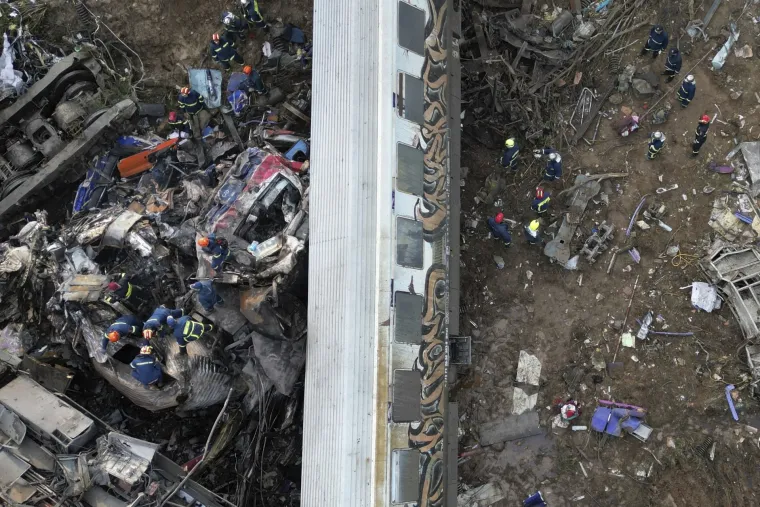 Deseci mrtvih u sudaru vlakova u Grčkoj.  Pogledajte stravične fotografije s mjesta nesreće