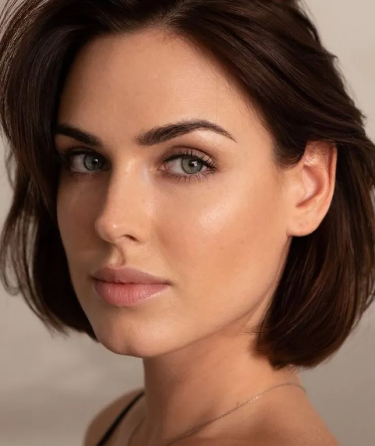 5. Irina Antonenko: Irina je glumica, model i pobjednica izbora ljepote koja nosi titulu Miss Rusije 2010. Također se plasirala u Top 15 na izboru za Miss Universe 2010. održanom 23. kolovoza 2010. u Las Vegasu. Prema mnogima je najljepša ruska filmska glumica. Unatoč brzom usponu u modelingu, Irina se ipak odlučila glumu učiniti karijerom. Danas je široj javnosti uglavnom poznata po glavnim likovima u filmskim projektima &quot;Brod&quot;, &quot;Zlatni kavez&quot; i &quot;Hornetovo gnijezdo&quot;, u kojima je svojom ljepotom i dalje plijenila pažnju.