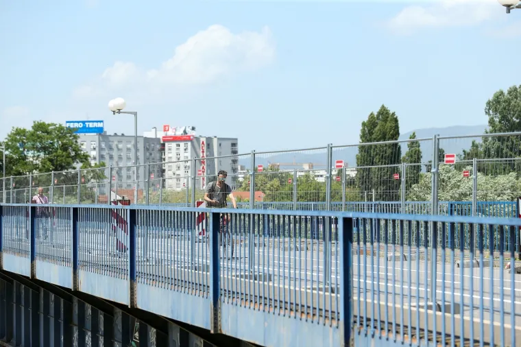 Propao nogostup na Savskom mostu: Rupa je 'sanirana', a na nogostup postavljene metalne ograde