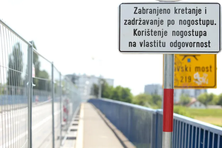 Propao nogostup na Savskom mostu: Rupa je 'sanirana', a na nogostup postavljene metalne ograde