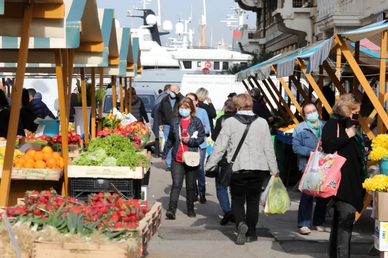 02.04.2021., Rijeka - Guzva na glavnoj gradskoj trznici na veliki petak uoci blagdana Uskrsa.
 Photo: Goran Kovacic/PIXSELL