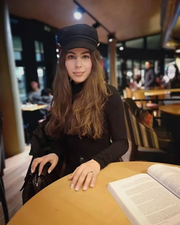 Sara je popularna profesorica koja posebno hvali svog slavnog učenika: Zbog atraktivnog izgleda ima jedan veliki problem