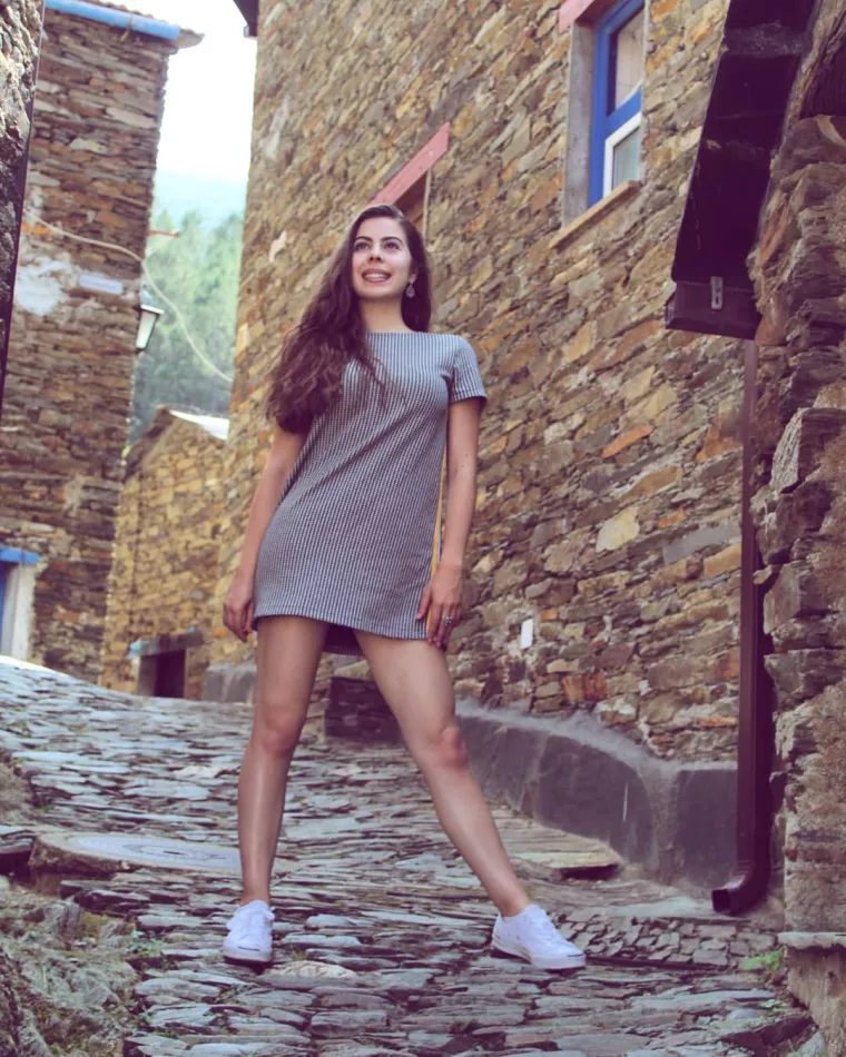 Sara je popularna profesorica koja posebno hvali svog slavnog učenika: Zbog atraktivnog izgleda ima jedan veliki problem