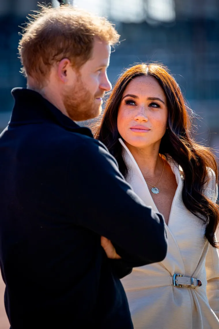 Harry je napadao članove svoje obitelji u autobiografskim memoarima &apos;Spare&apos; i u svojoj Netflixovoj dokumentarnoj seriji s Meghan. Tvrdio je da su se Charles i William urotili protiv njega, otkrio privatne razgovore i čak se obrušio na pokojnu kraljicu. Kraljevski izvori tvrde da je Charles poduzeo akciju odmah nakon što su mu pomoćnici proslijedili dosje s nalazima koji otkrivaju detalje iz eksplozivne knjige - i doveli do toga da je par izbačen iz Frogmore Cottagea. Dok se Harryja u prošlim vremenima smatralo zabavnim princem, čini se da su optužbe protiv članova njegove obitelji razljutile mnoge Amerikance. Voditeljica podcasta Emily Jashinsky rekla je američkoj TV voditeljici Megyn Kelly: &quot;Mislim da zanimanje za njih stvarno opada. Očito postoji veliko zanimanje za ljude koji su ih spremni kritizirati.&quot;